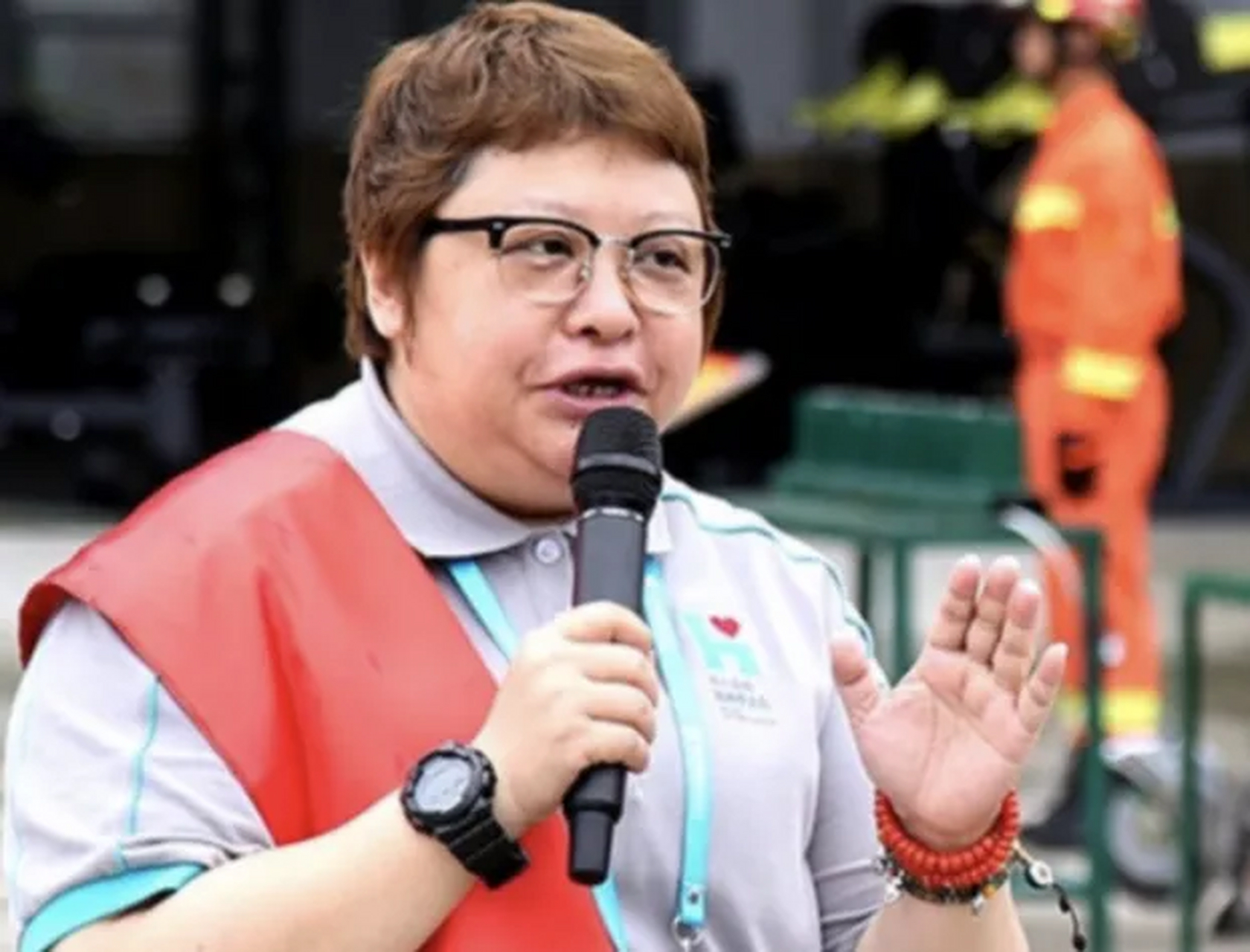 "韩红没带钱,便向大妈解释道:"大姐,我是歌星韩红啊!