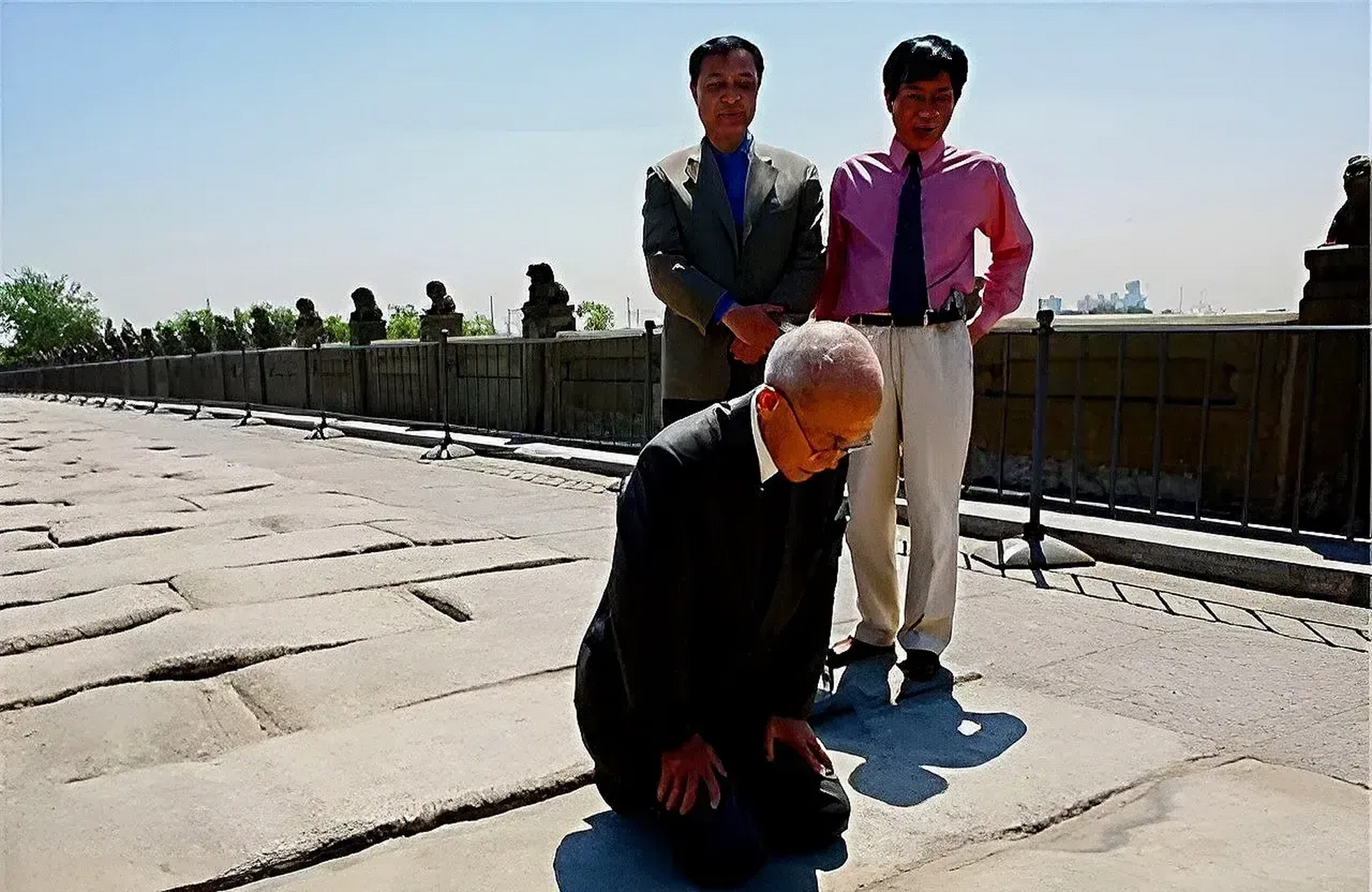 "87岁日本侵华老兵下跪忏悔,曾残害过33名中国女性,报应到下一代,2007