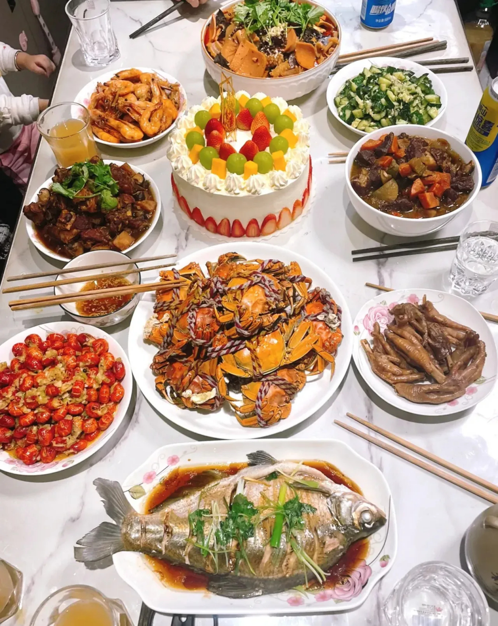 今天婆婆过生日,忙活了两个小时,做了这么一桌子菜,结果我刚坐下,大姑