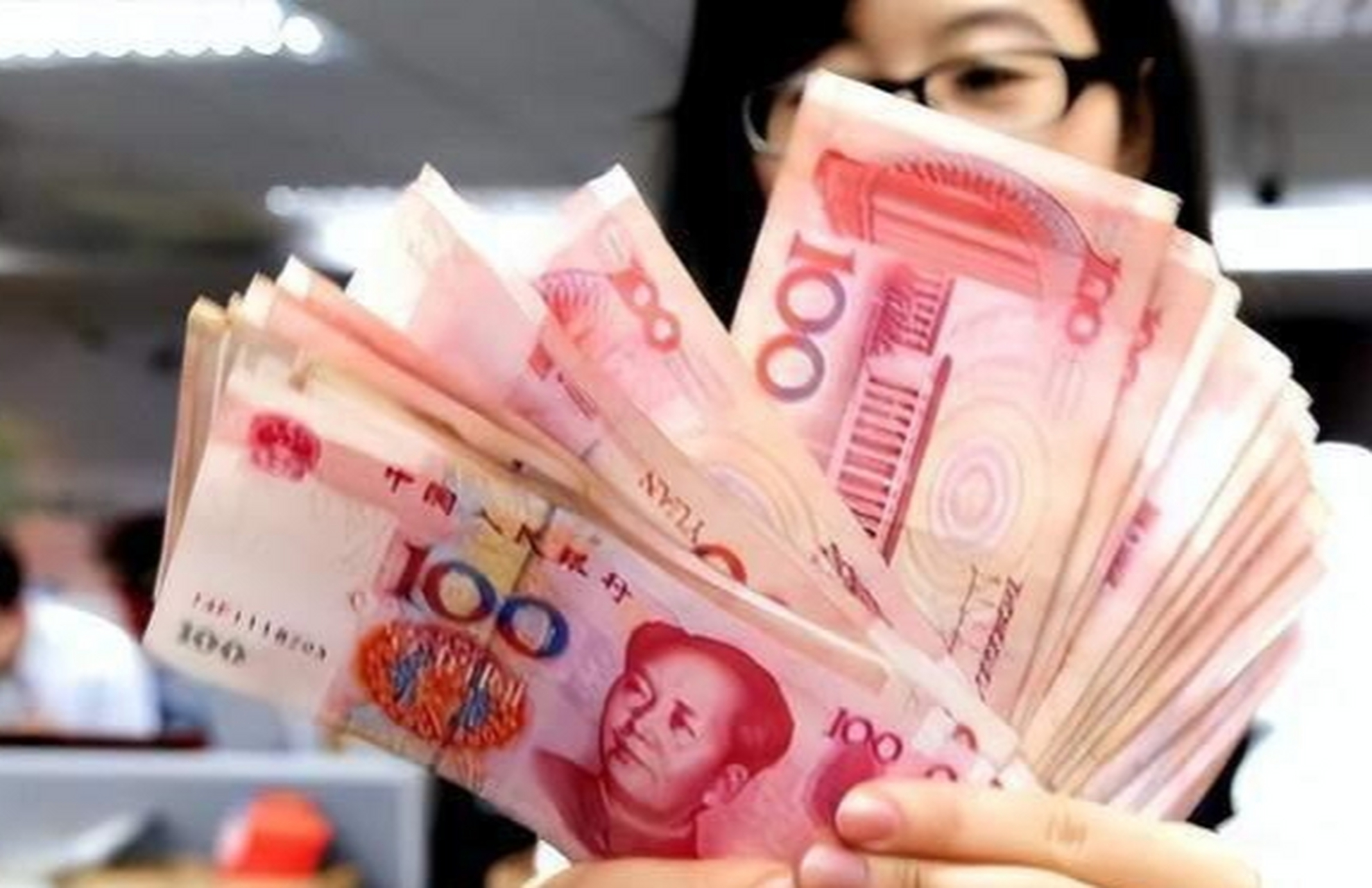 "同事向小王借了8000元钱,到了还钱的时候,却只还了7992元,小王对此