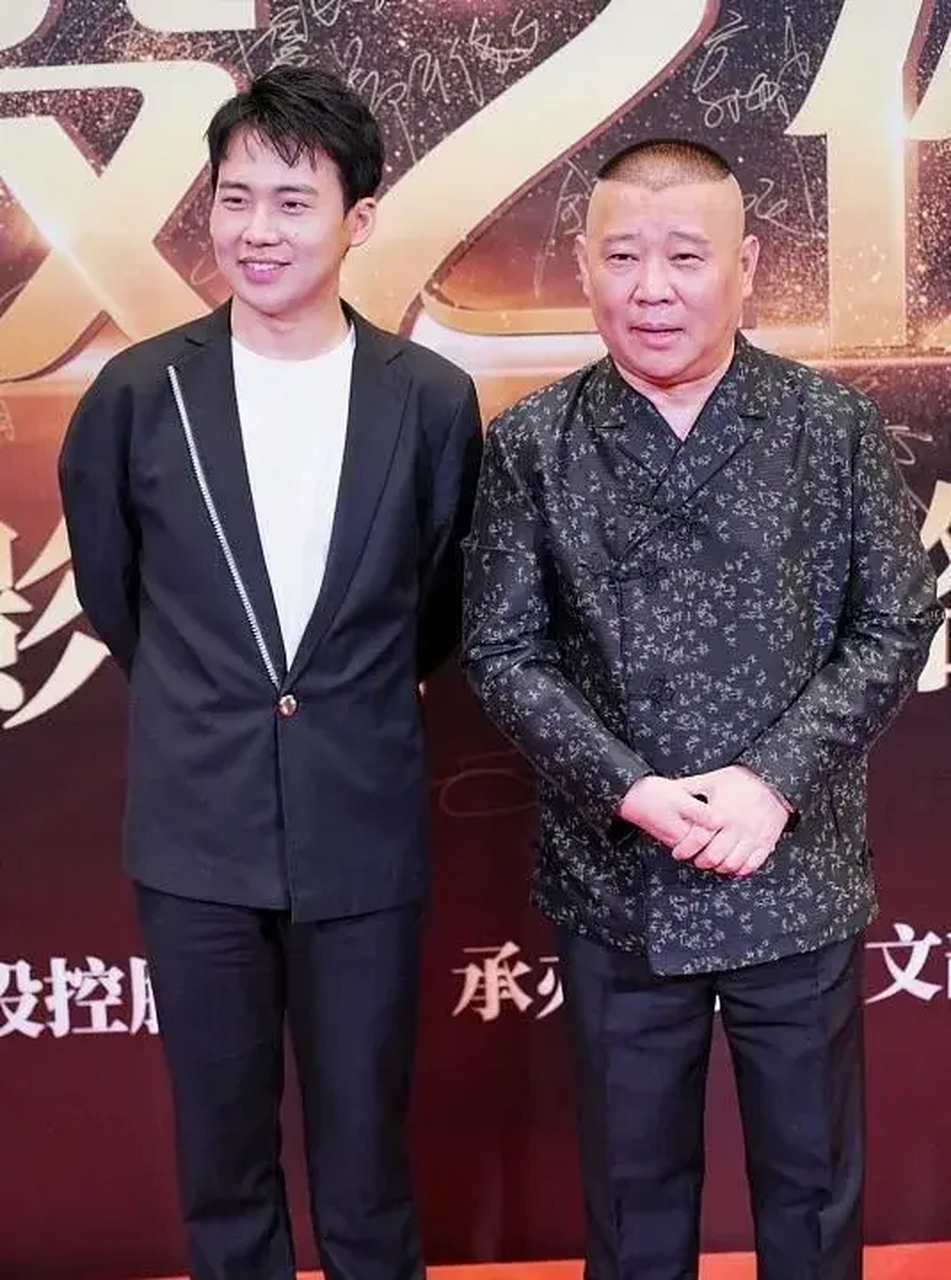 有次在节目上,郭德纲和孟非闲聊,得知孟非的女儿苹果22岁了还单身着