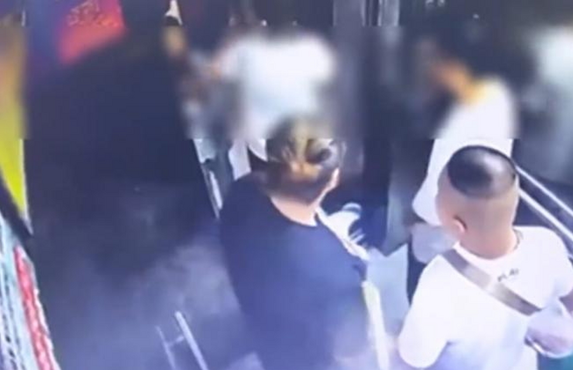 小区梯霸不让邻居乘电梯还打人,双方发生争执后,称自己是黑社会……7