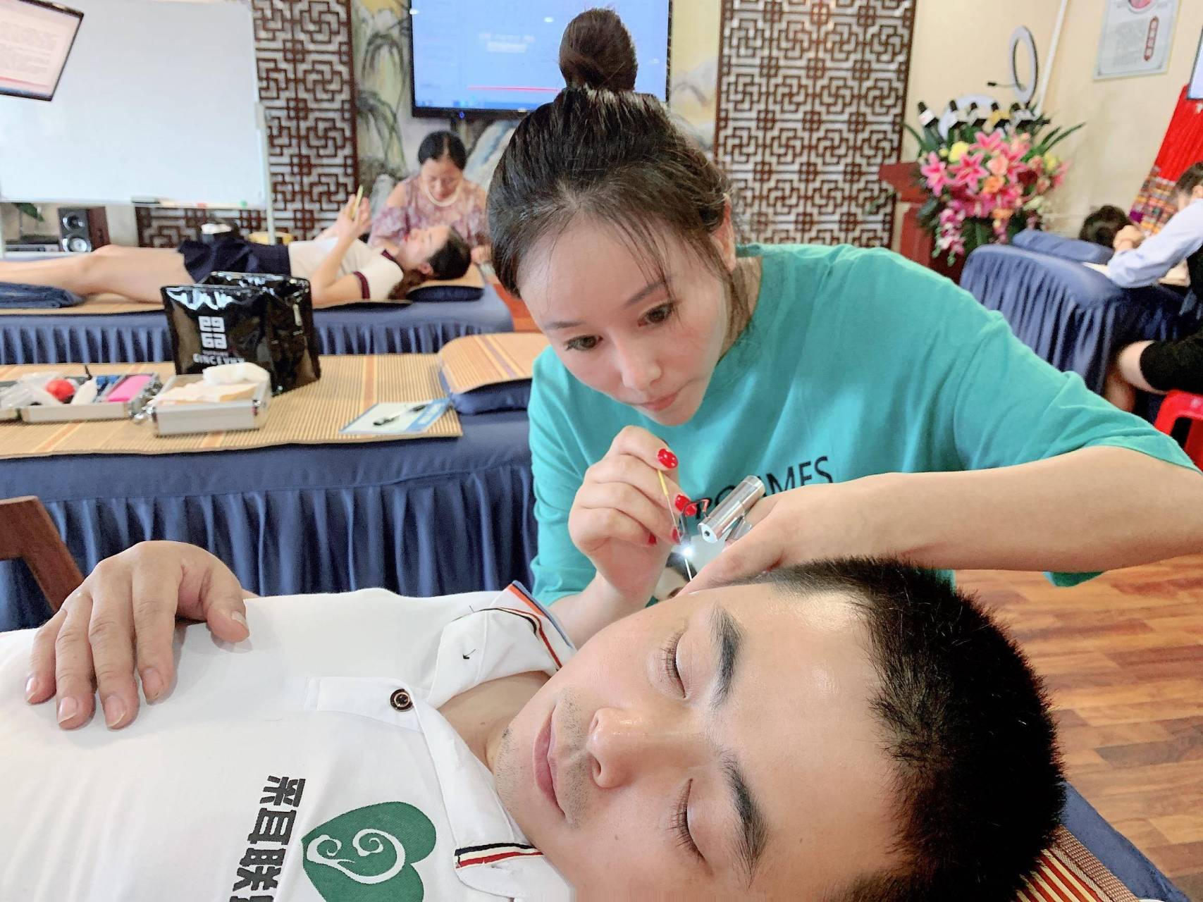 "你还是不是男人?想白玩不成?"江西一男子接受采耳服务,期间见老板娘