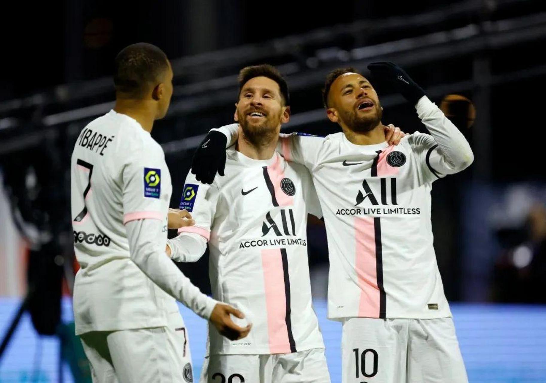 根据官方消息,内马尔与利雅得新月俱乐部已经达成协议,并正式签署了