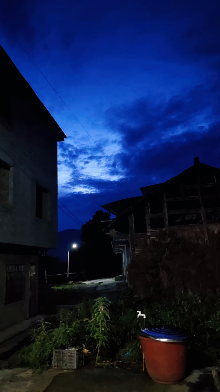 天黑了,山村夜景