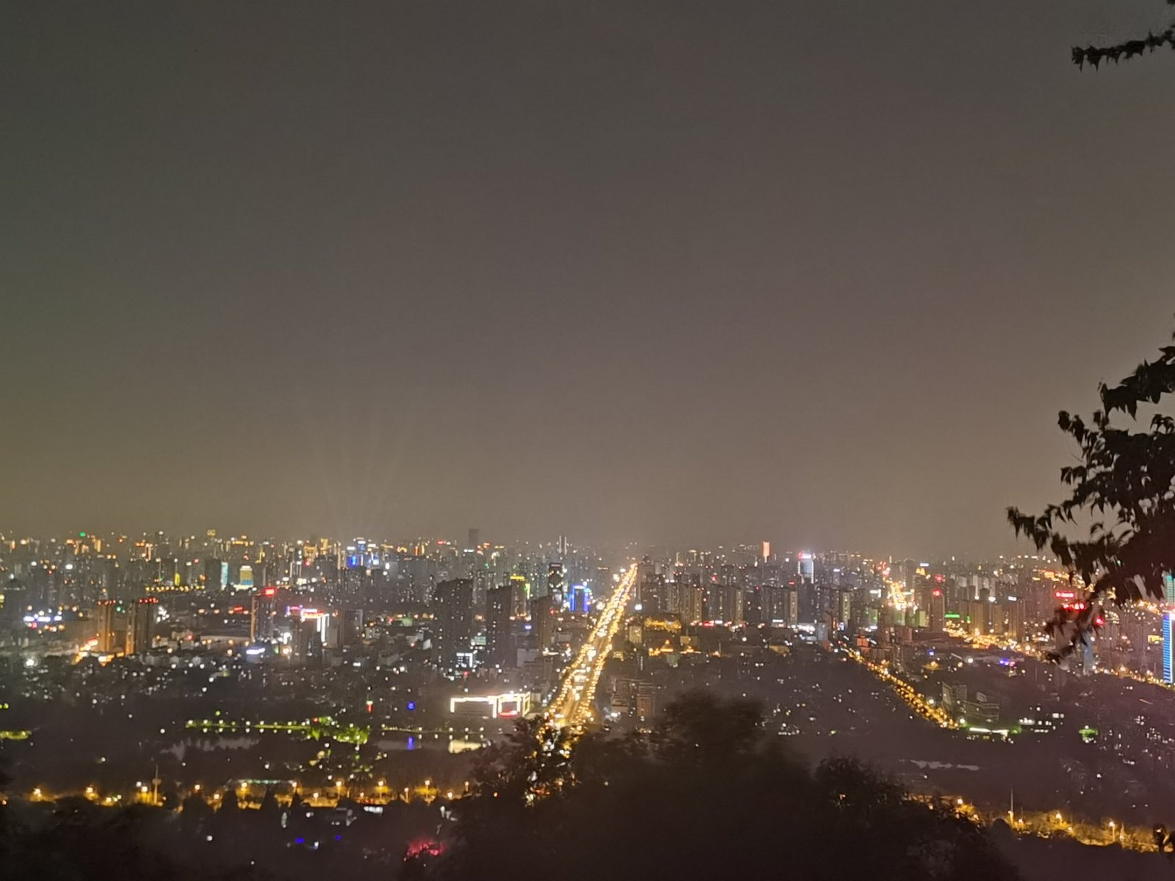 合肥大蜀山夜景,可以看到城市夜空,万家灯火.