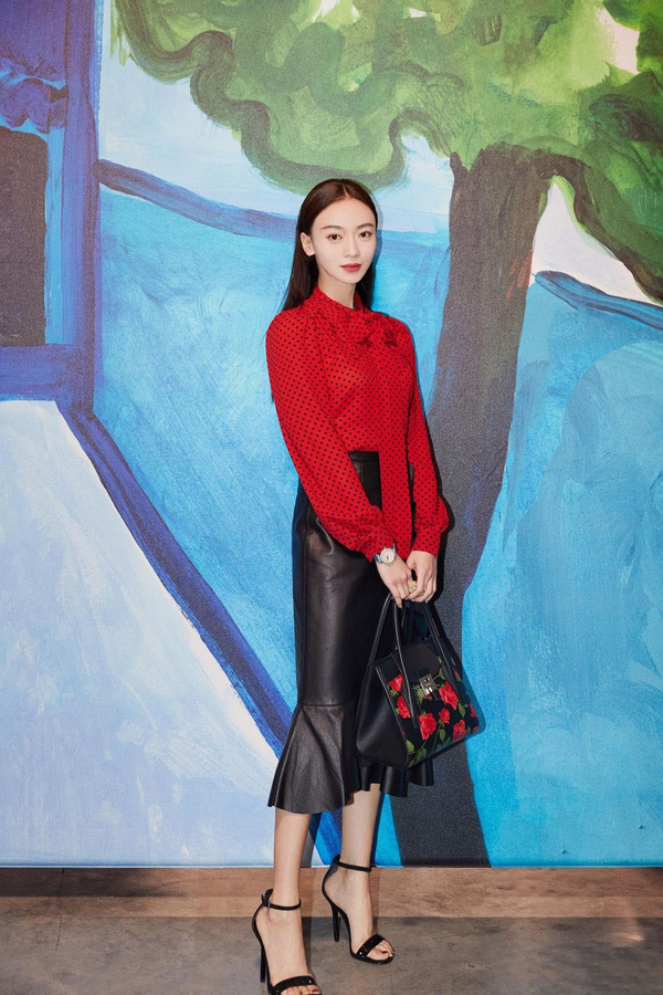 吴谨言为秀身材可真拼,穿棒球服搭露脐背心,配牛仔短裤#吴谨言