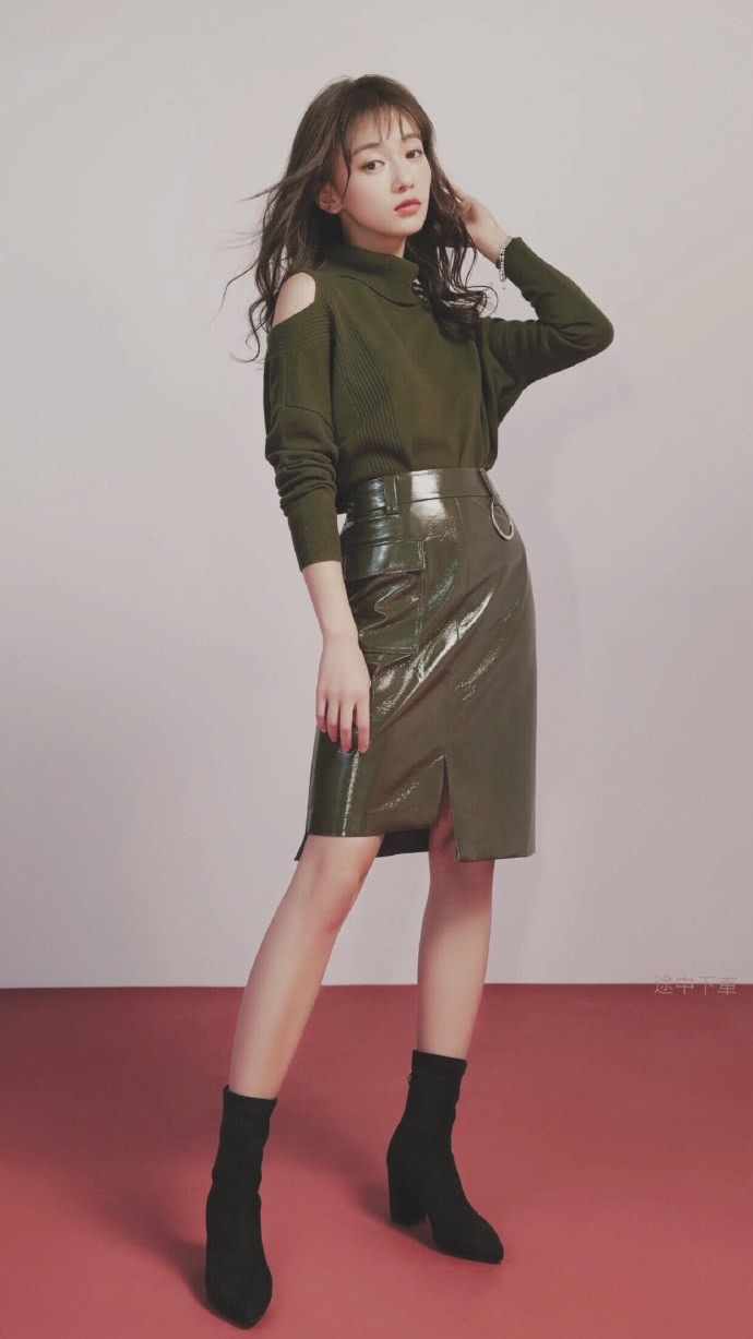 吴谨言为秀身材可真拼,穿棒球服搭露脐背心,配牛仔短裤#吴谨言