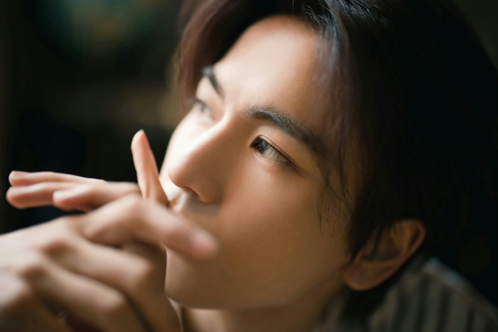 张凌赫七月第一天营业照,身穿条纹衬衫的窗边少年,怼脸特写,帅气温柔