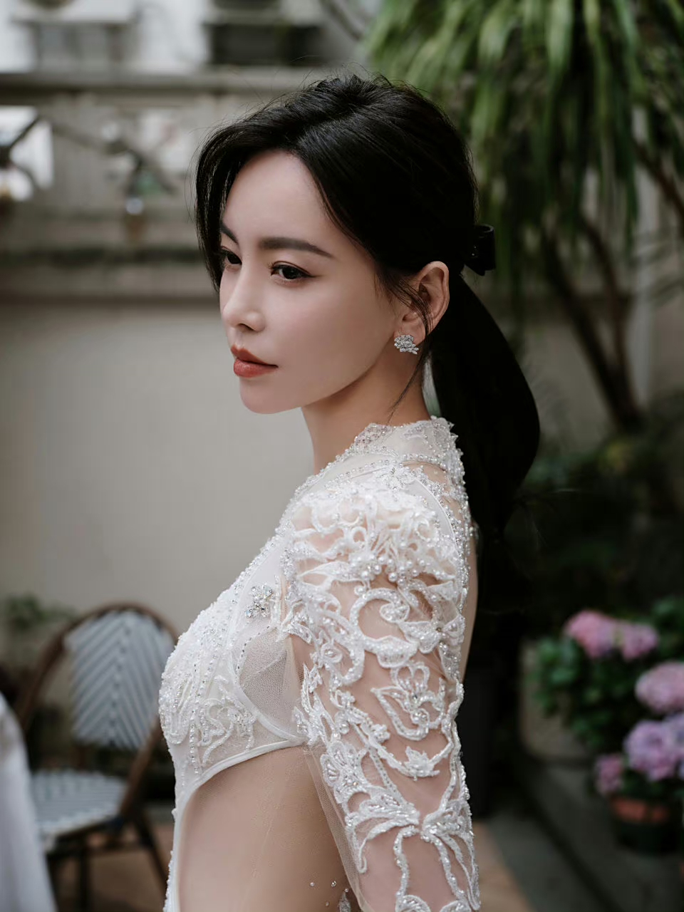 于文文微博之夜的造型来咯 白色拖地长裙77背部镂空好美啊,显得整个