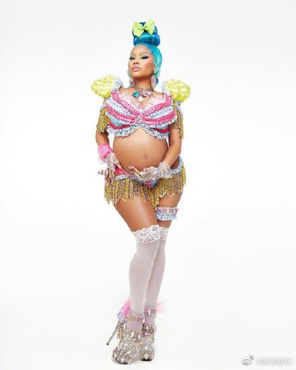 20日,麻辣鸡nicki minaj晒出一张孕肚照,官宣自己怀孕的喜讯