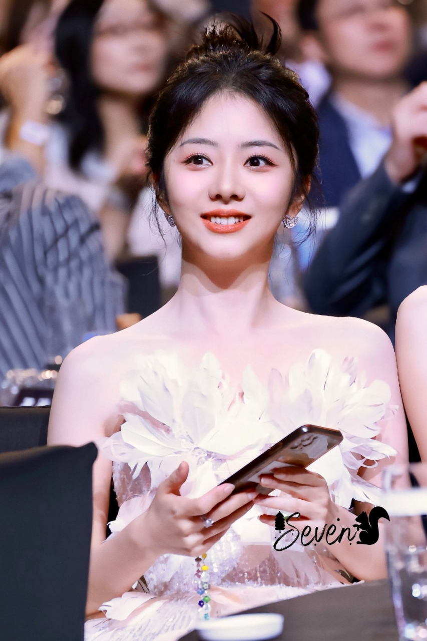 【路人视角好感度 作品都会瞅瞅的小花之一】 谭松韵作为90后非流量花