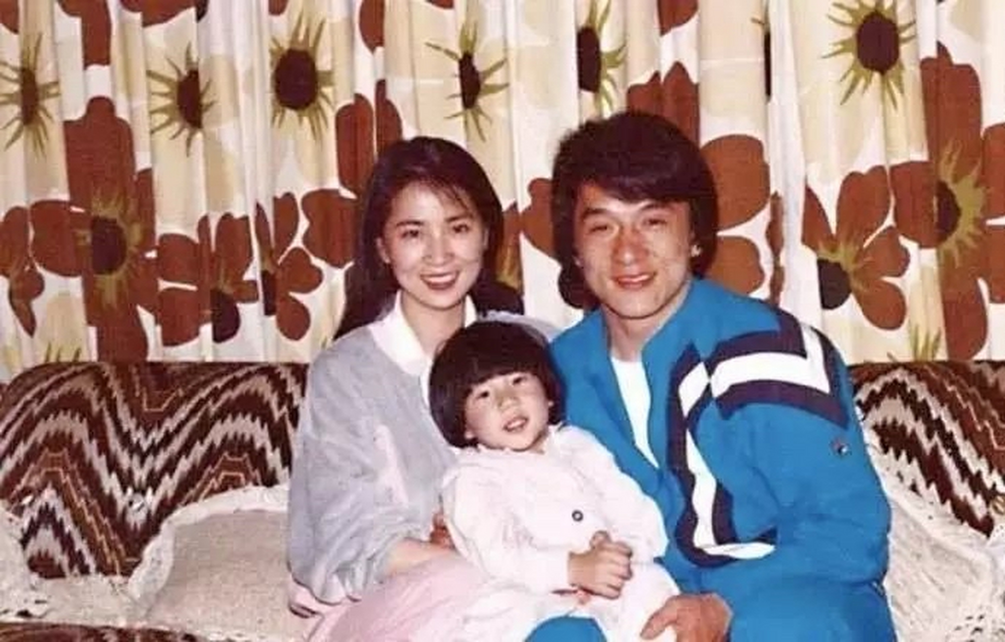 每日八卦热点# 成龙方否认与林凤娇婚变 公司变更也不用大惊小怪