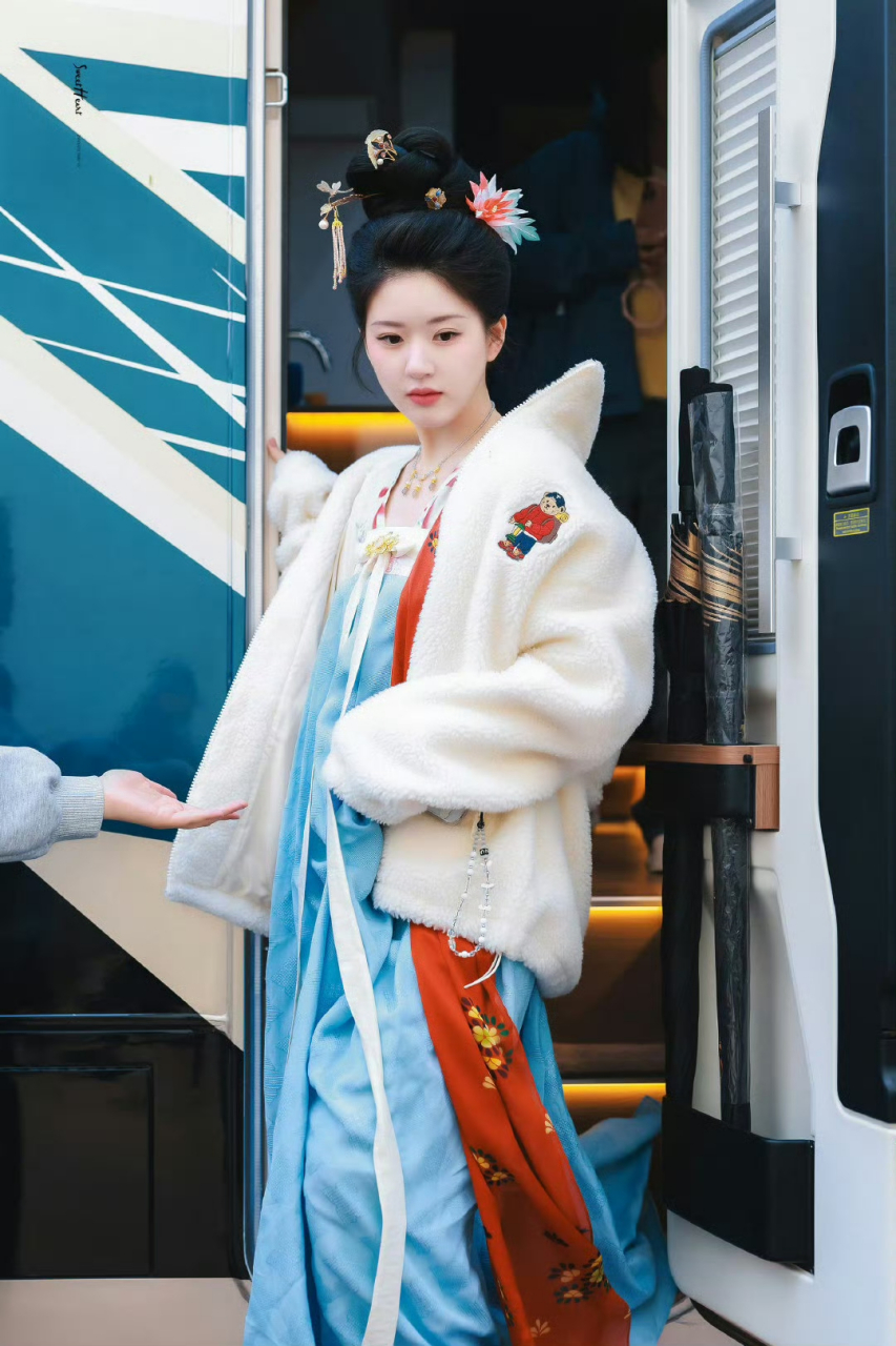 【赵露思脸型对于演唐装女演员适配度】 看两部剧的对比,发觉赵露思还