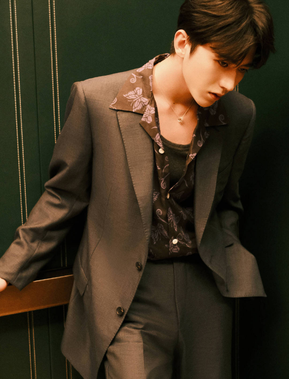 蔡徐坤分享周末库存照 小室可以多发点吗,西装造型真的太好看了好吗