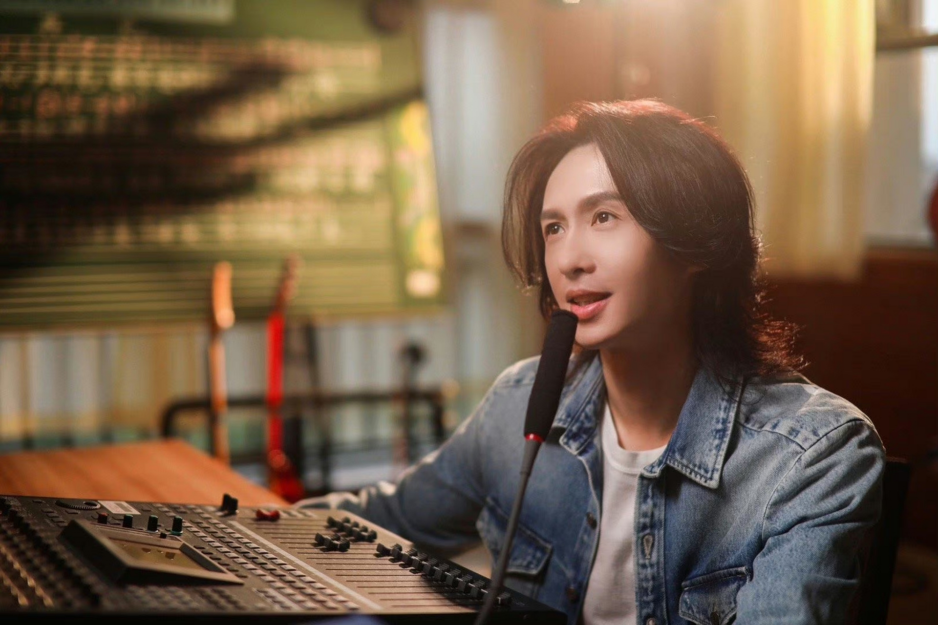 今日份百变张淇,舞台上的他皮衣夹克冷酷外形深情歌手 校园青春忧郁