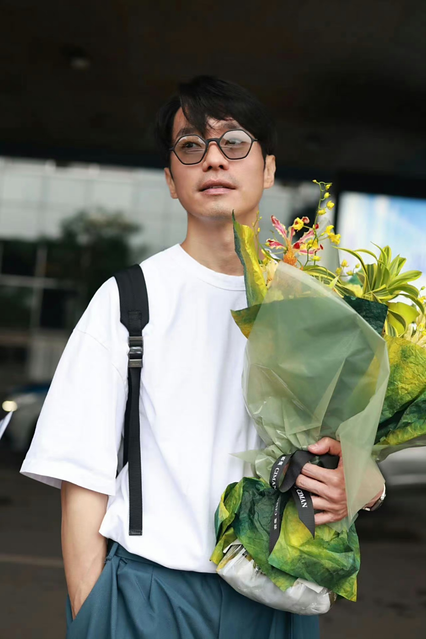 张栋梁休闲白t造型现身长沙机场,生图状态好好,有人说张栋梁是来录制