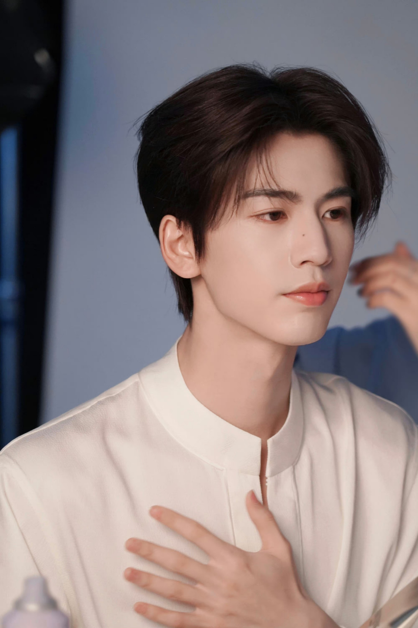 张凌赫侧拍花絮图96,白色中式上衣造型,清新温柔风的中式大帅哥#星