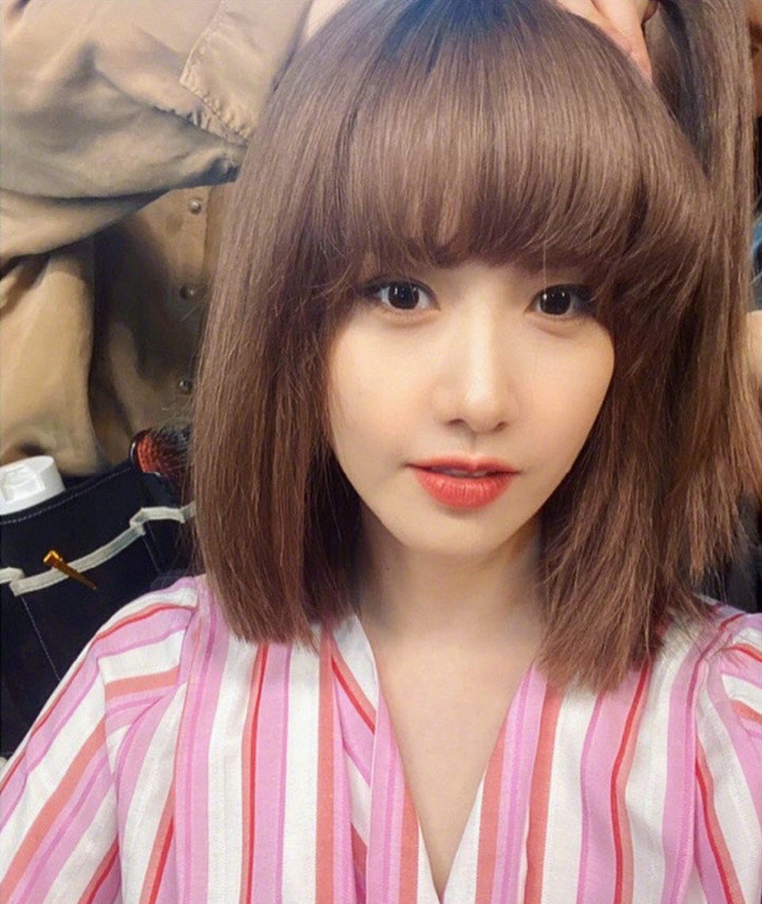 遇见美好# 林允儿齐刘海短发自拍,感觉还是黑长直更适合她气质更好.