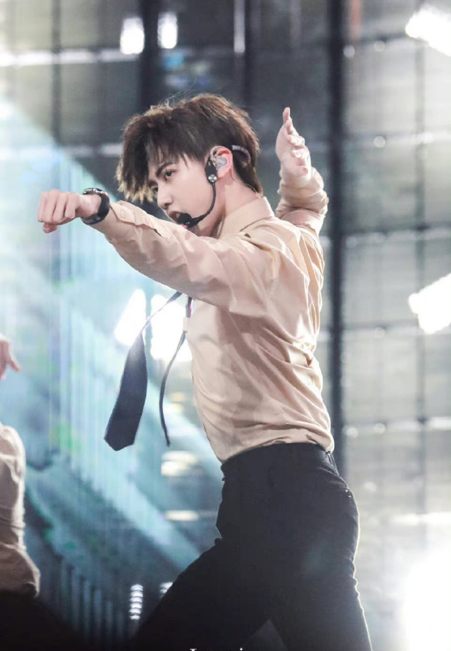 焉栩嘉站姐放出艺人无修生图….