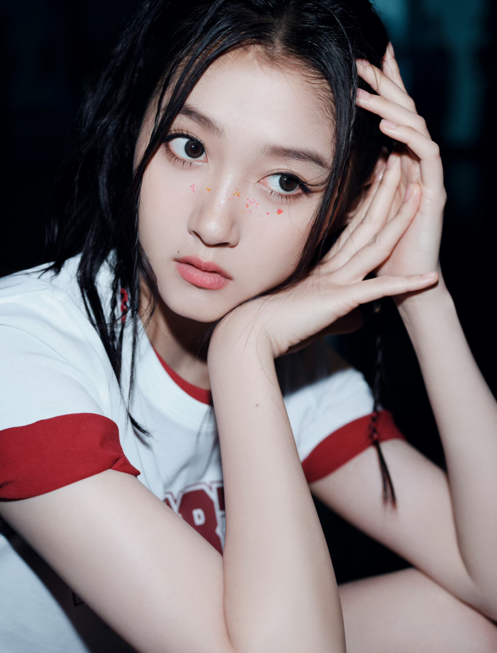 关晓彤南京线下活动造型,高马尾编发,t恤短裤,复古街头风酷girl#娱乐