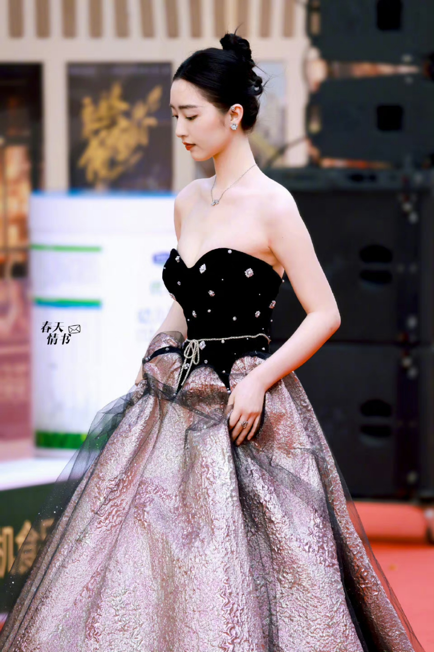 【这位演了好几部电影的邓恩熙适合路线】 张子枫拿最年轻的影后,论