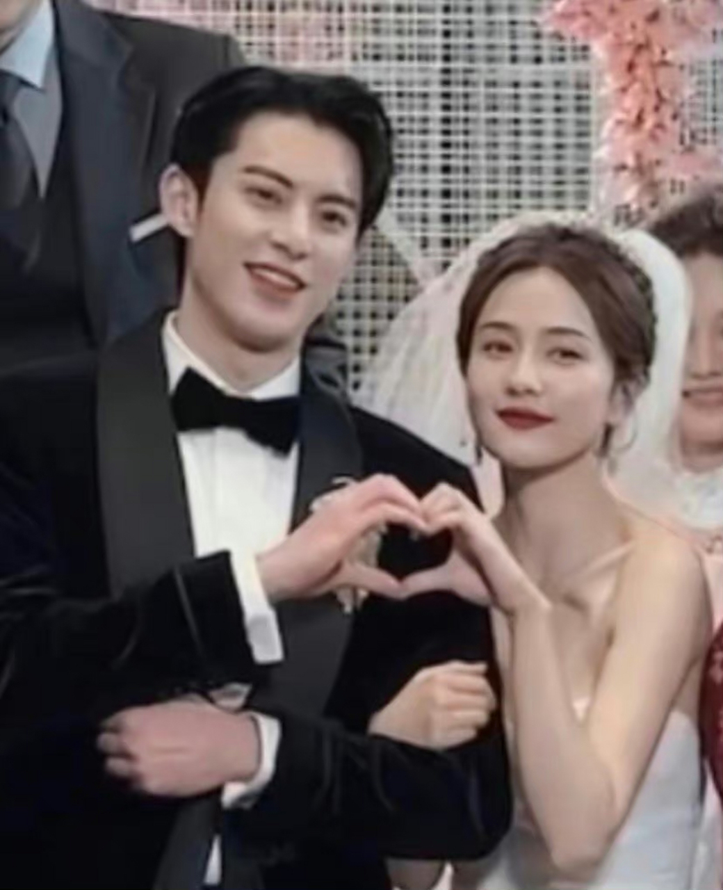 白鹿,王鹤棣《错撩》结婚照,你觉得怎么样?#明星热点快讯