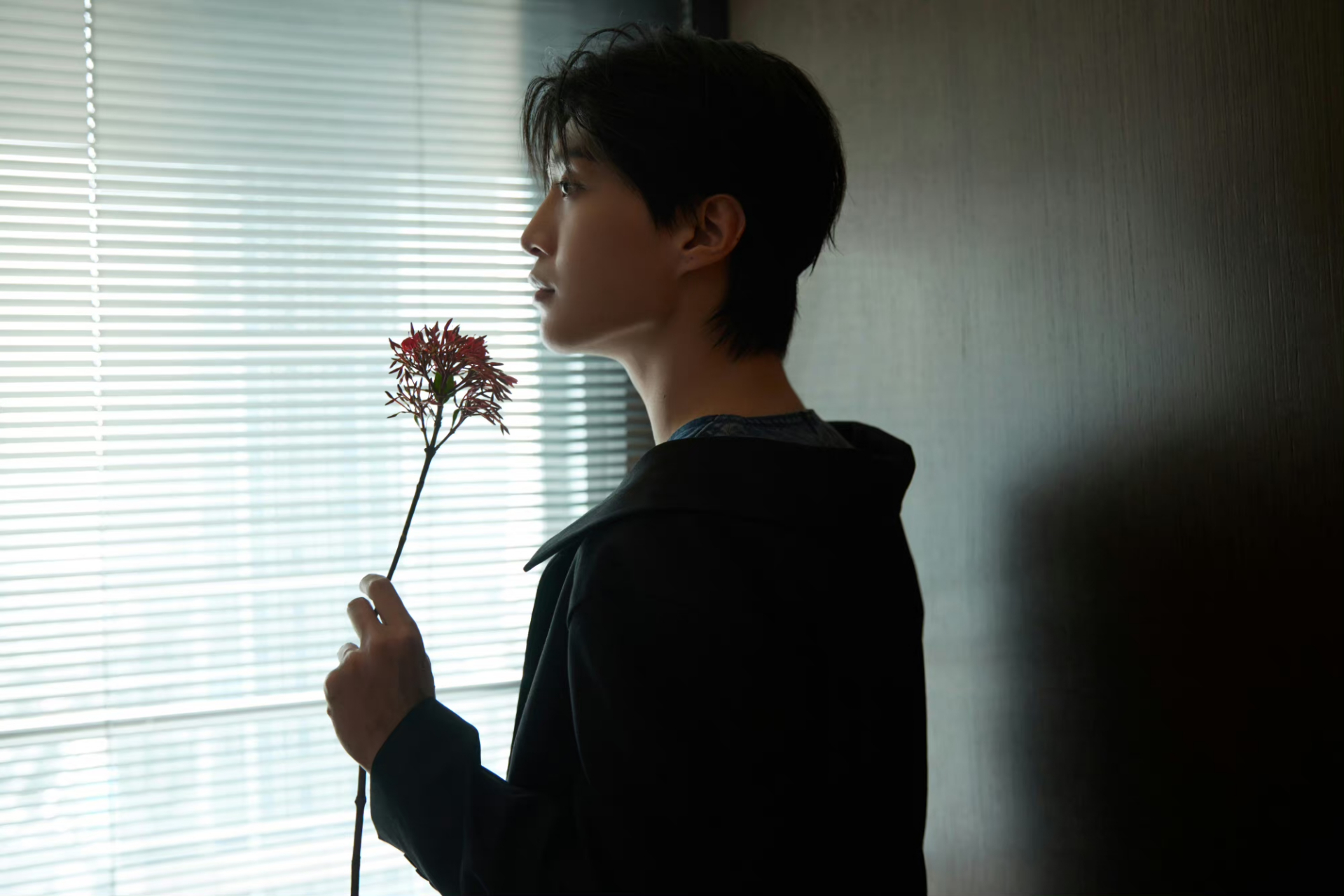 范丞丞今日活动造型大片, 牛仔拼接西装造型,俊逸非凡,演绎率性魅力