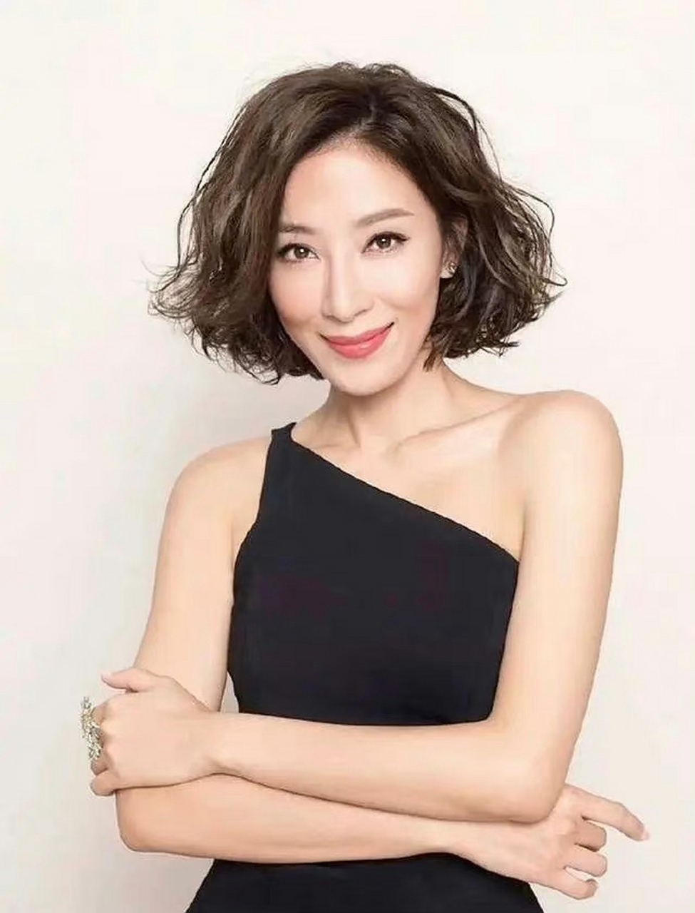 【杨怡回无线开拍复仇女主爽剧《黑色月光》】《黑暗荣》将被翻拍,tvb