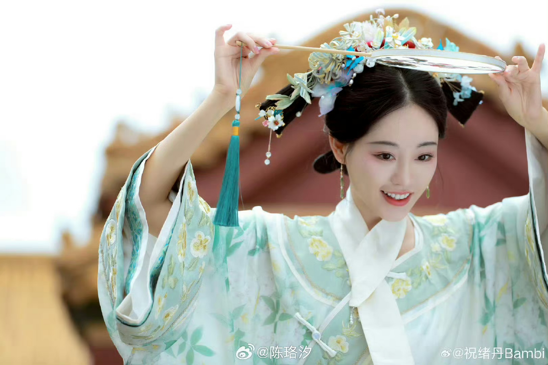 祝绪丹的清宫写真造型,竟然意外的可以 ▼清装戏对女演员五官轮廓好