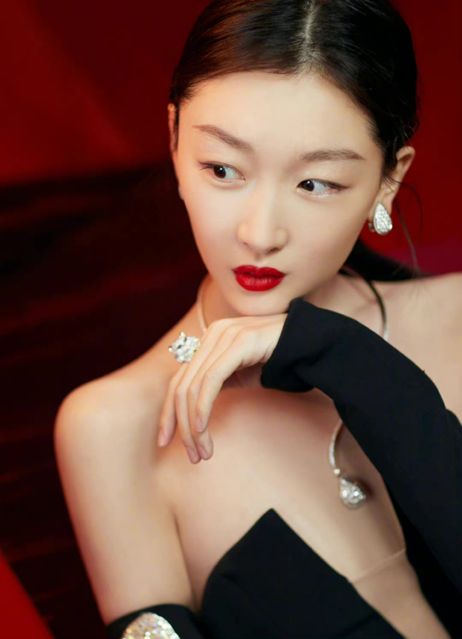 当明艳女明星托起腮,这样的反差感,爱了爱了!