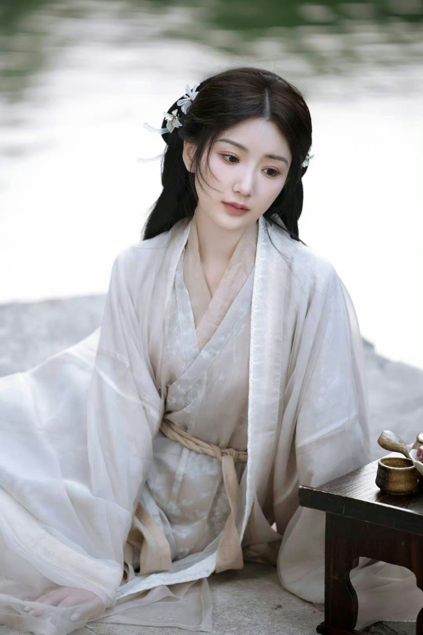 毛晓彤古风写真,轻纱素衣,湖畔撑伞回眸,清雅温柔的古风美人~ 67