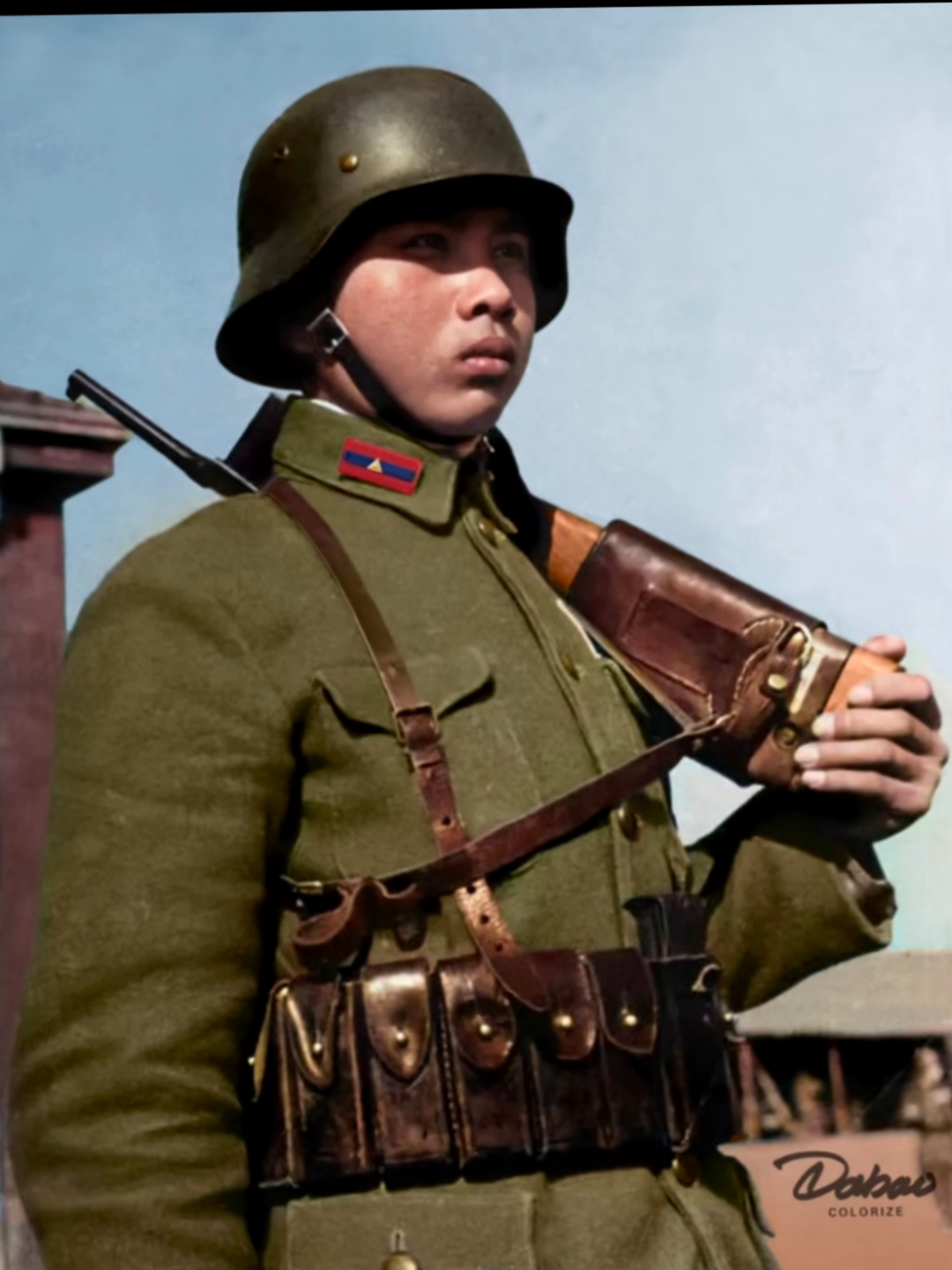 1938年中国德械士兵,也有人说是宪兵,不懂,肩上扛着毛瑟1932型枪,德军