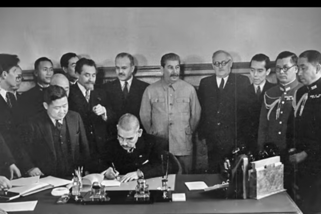 1941年,四月十三日,苏联与日本签订中立友好条约,苏联承认伪满洲国