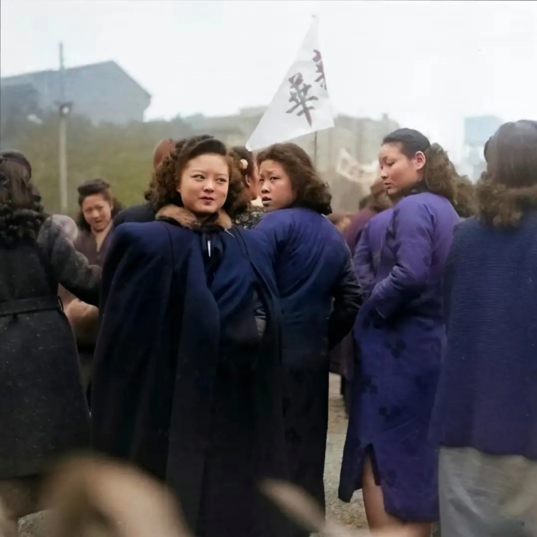 民国时期的上海舞女,是在营业性的歌厅舞厅酒吧等场所里,专门进行陪舞