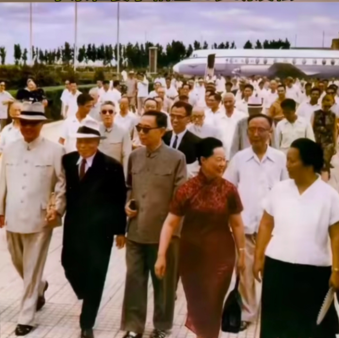 1965年李宗仁郭德洁夫妇回国,周总理带人众人机场迎接他们,第二年