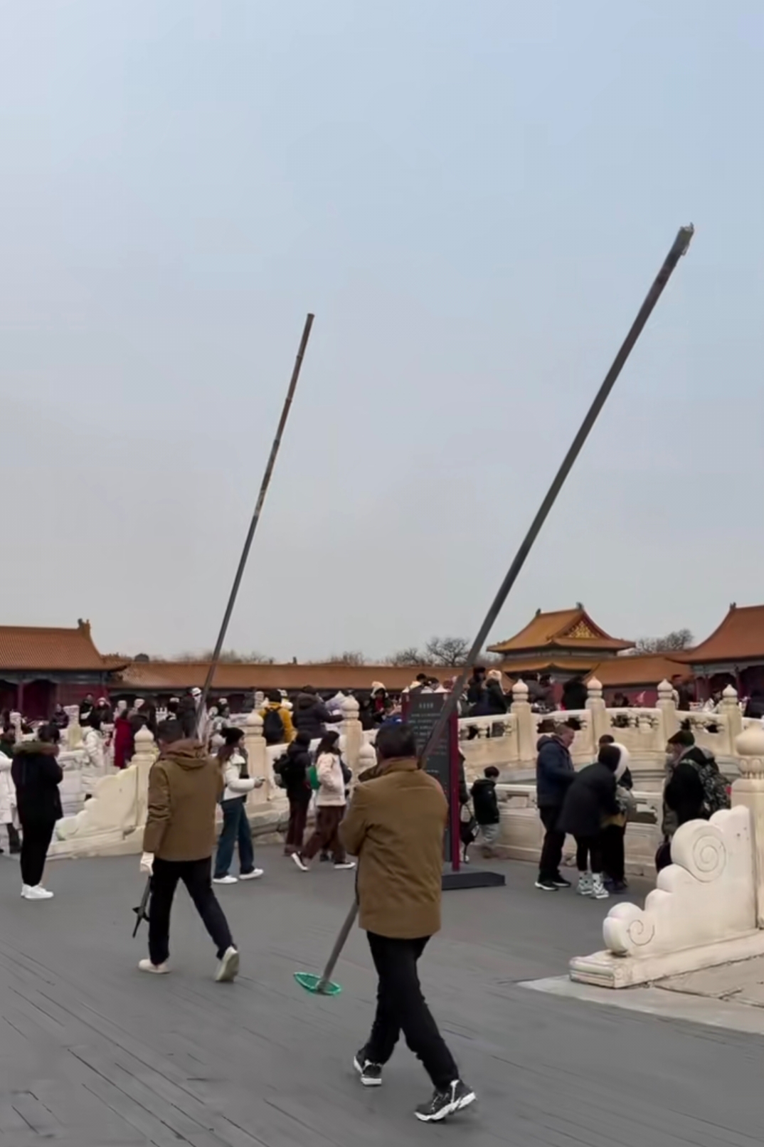 在古代这是粘杆处的活路,夏天粘蝉,冬天凿冰