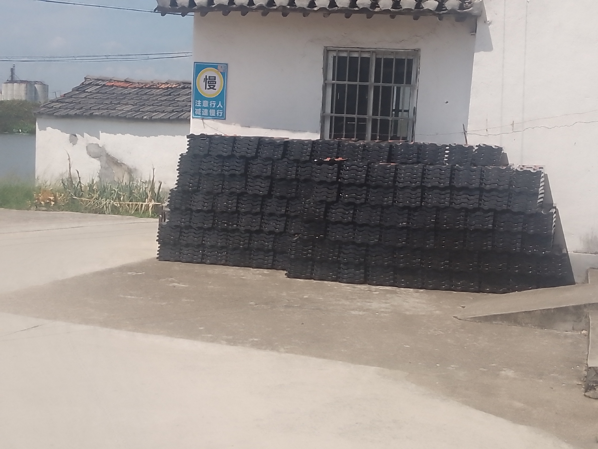 吴江市黎里镇金家坝镇跃进村(原三家村)和沈庄村现在属于沪苏湖高铁