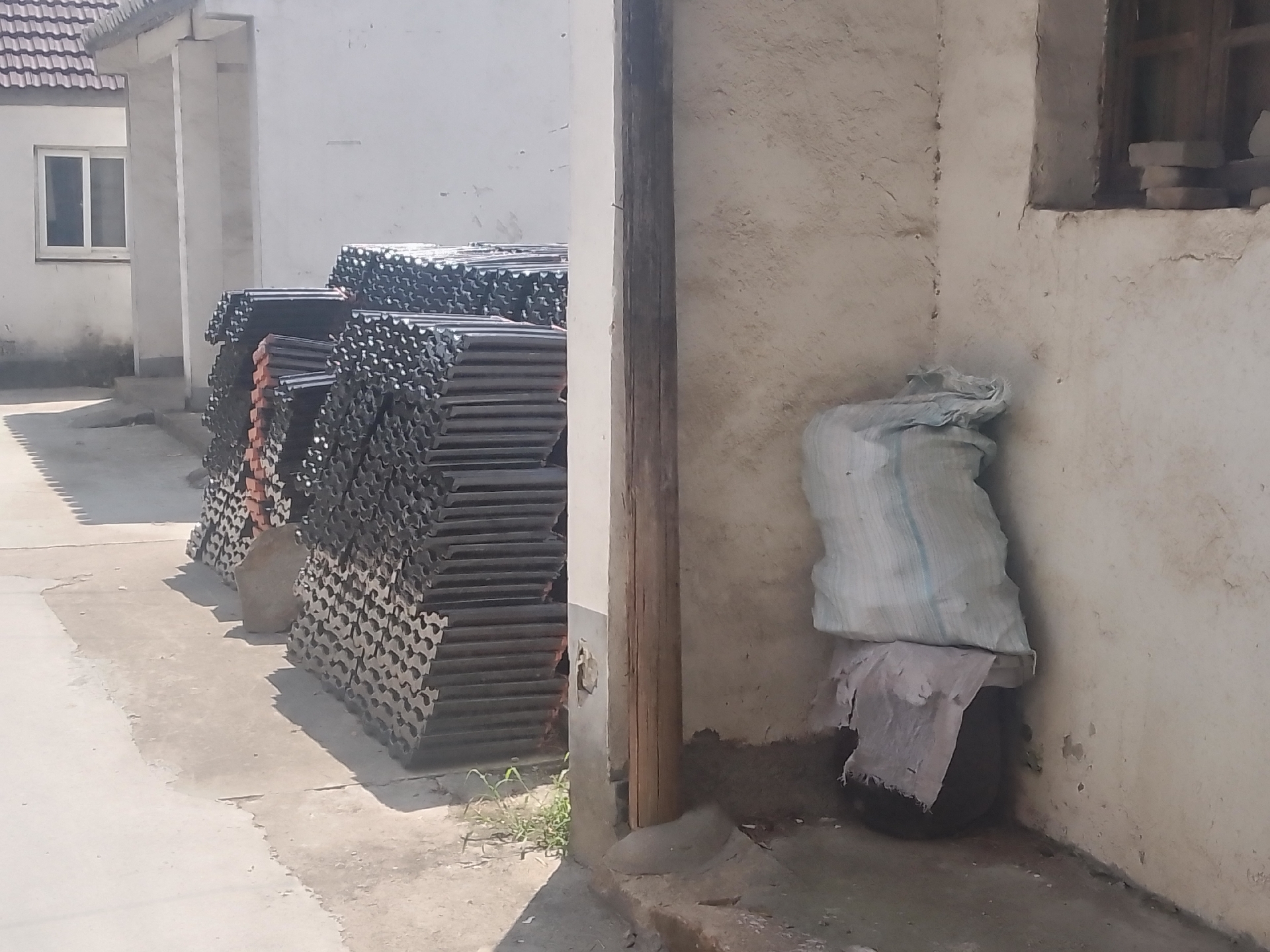 吴江市黎里镇金家坝镇跃进村(原三家村)和沈庄村现在属于沪苏湖高铁