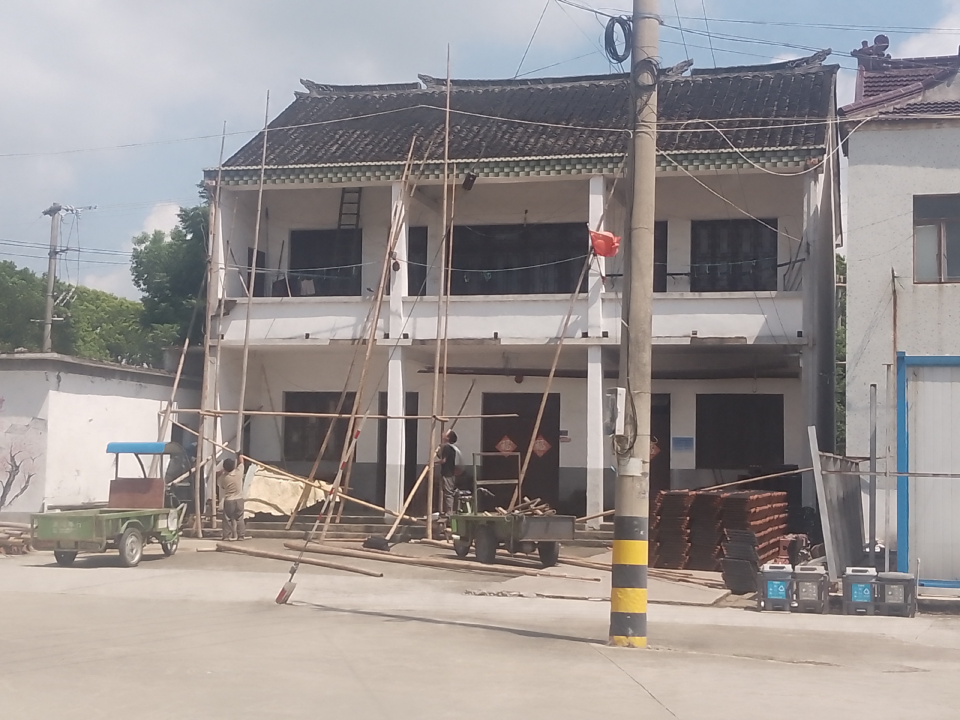 吴江市黎里镇金家坝镇跃进村(原三家村)和沈庄村现在属于沪苏湖高铁