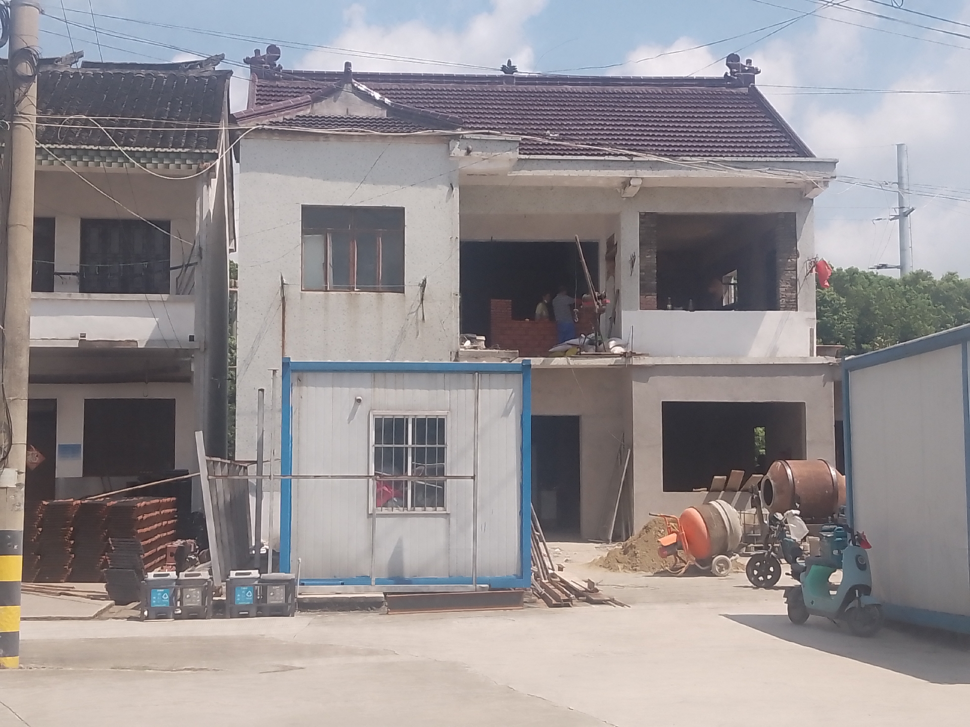 吴江市黎里镇金家坝镇跃进村(原三家村)和沈庄村现在属于沪苏湖高铁