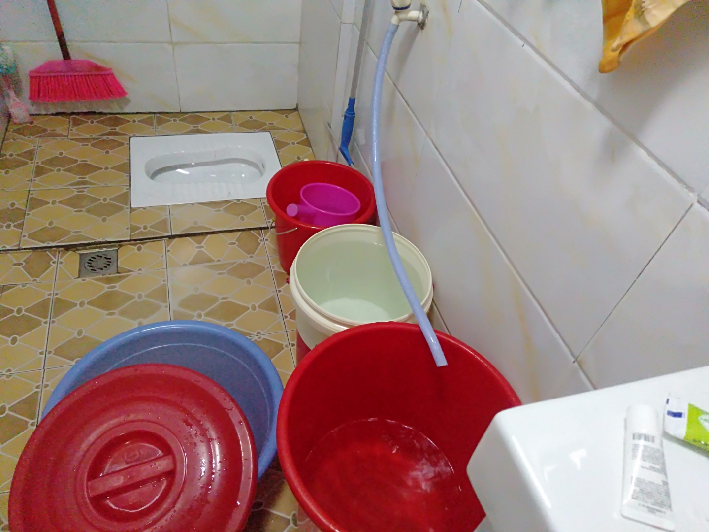 曾经听一个朋友在聊天时嘲笑别人家把洗衣服的水用桶装起来用来冲厕所