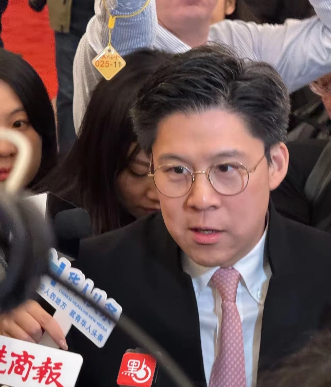 凌晨三点半的码头,霍启刚撸起袖子在集装箱堆里穿梭
