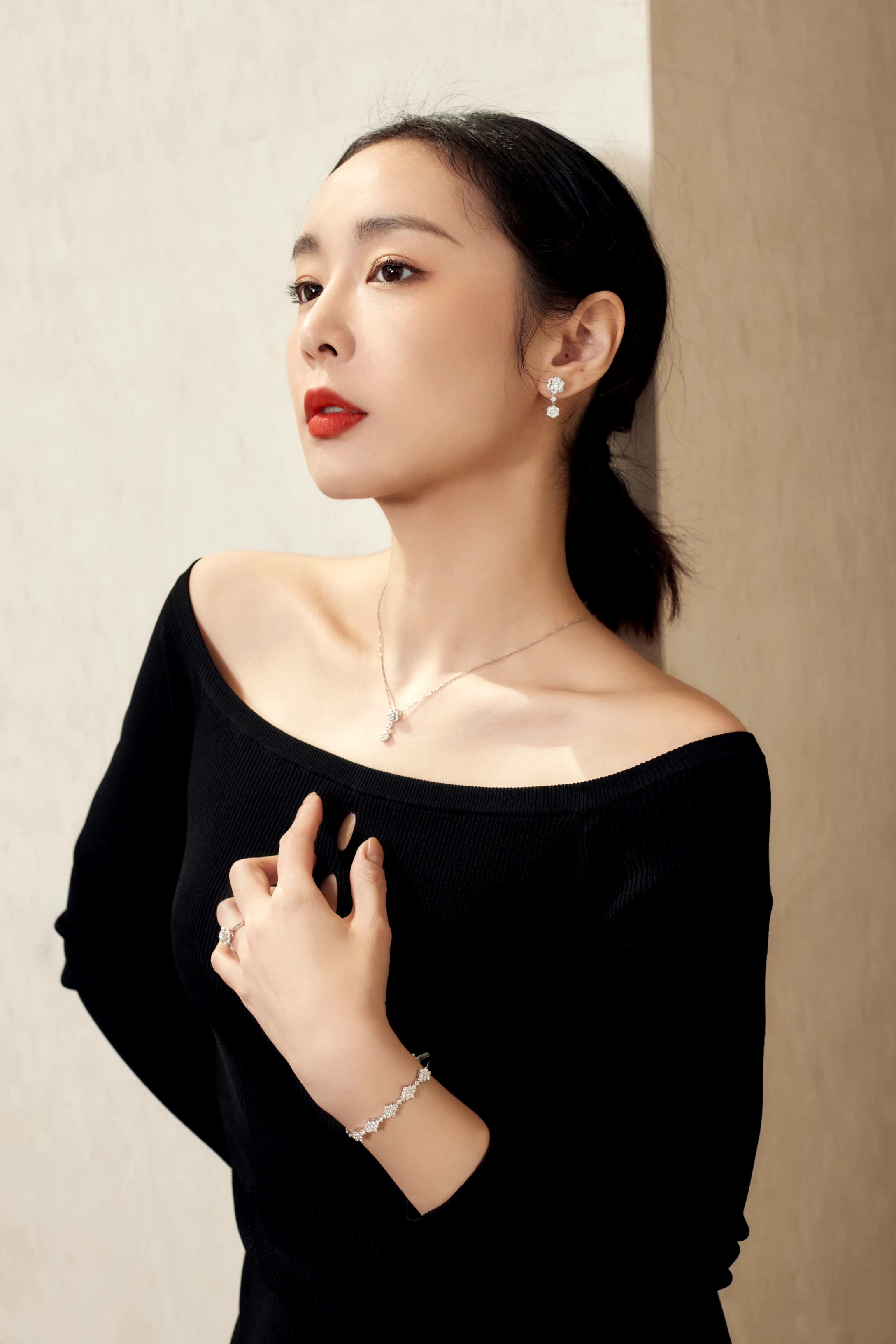 高叶黑白装对照,都一样的高冷.#明星穿搭