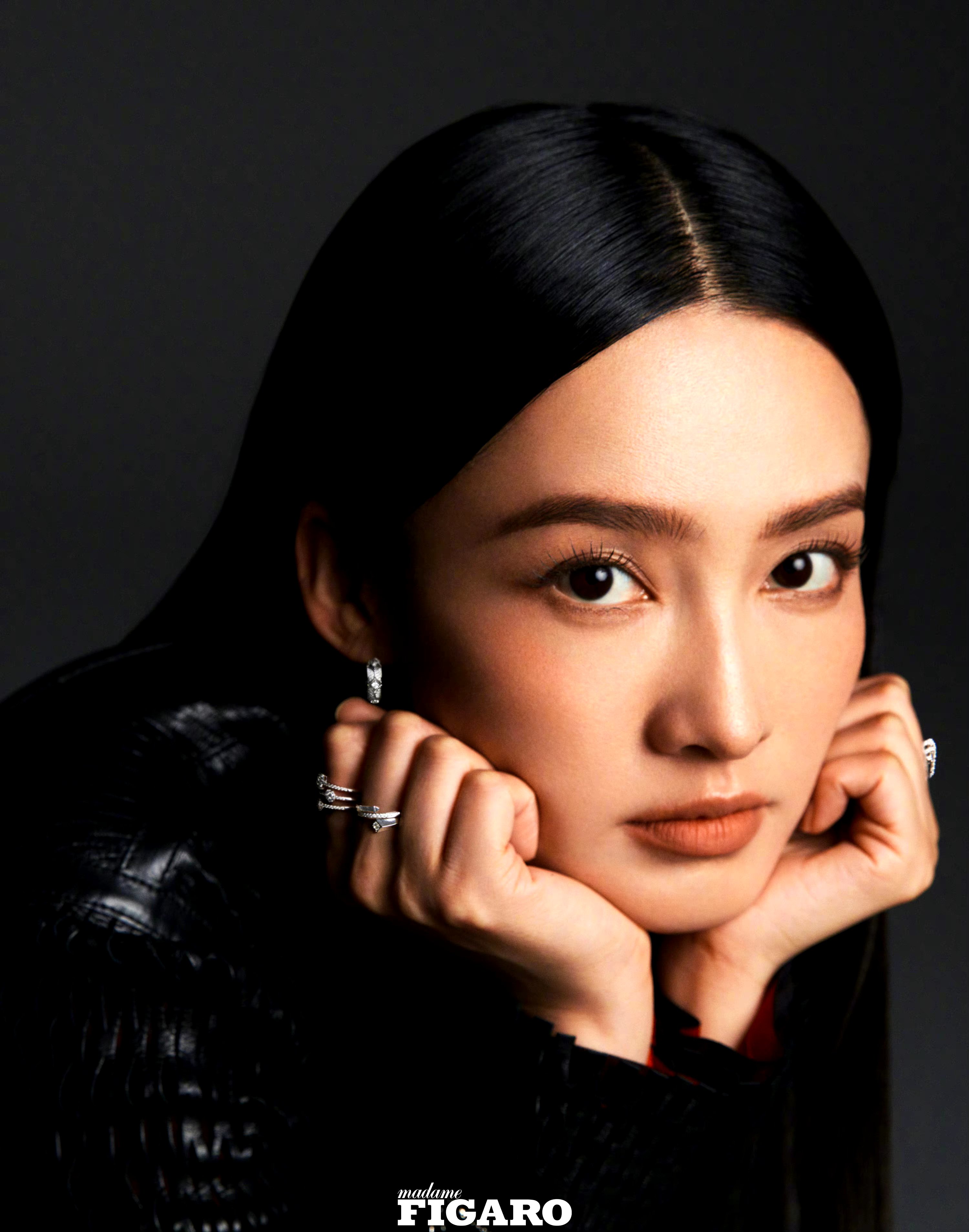 李沁 费加罗黑长直光影质感大片#明星穿搭#  看上去很安静的她 ,骨子