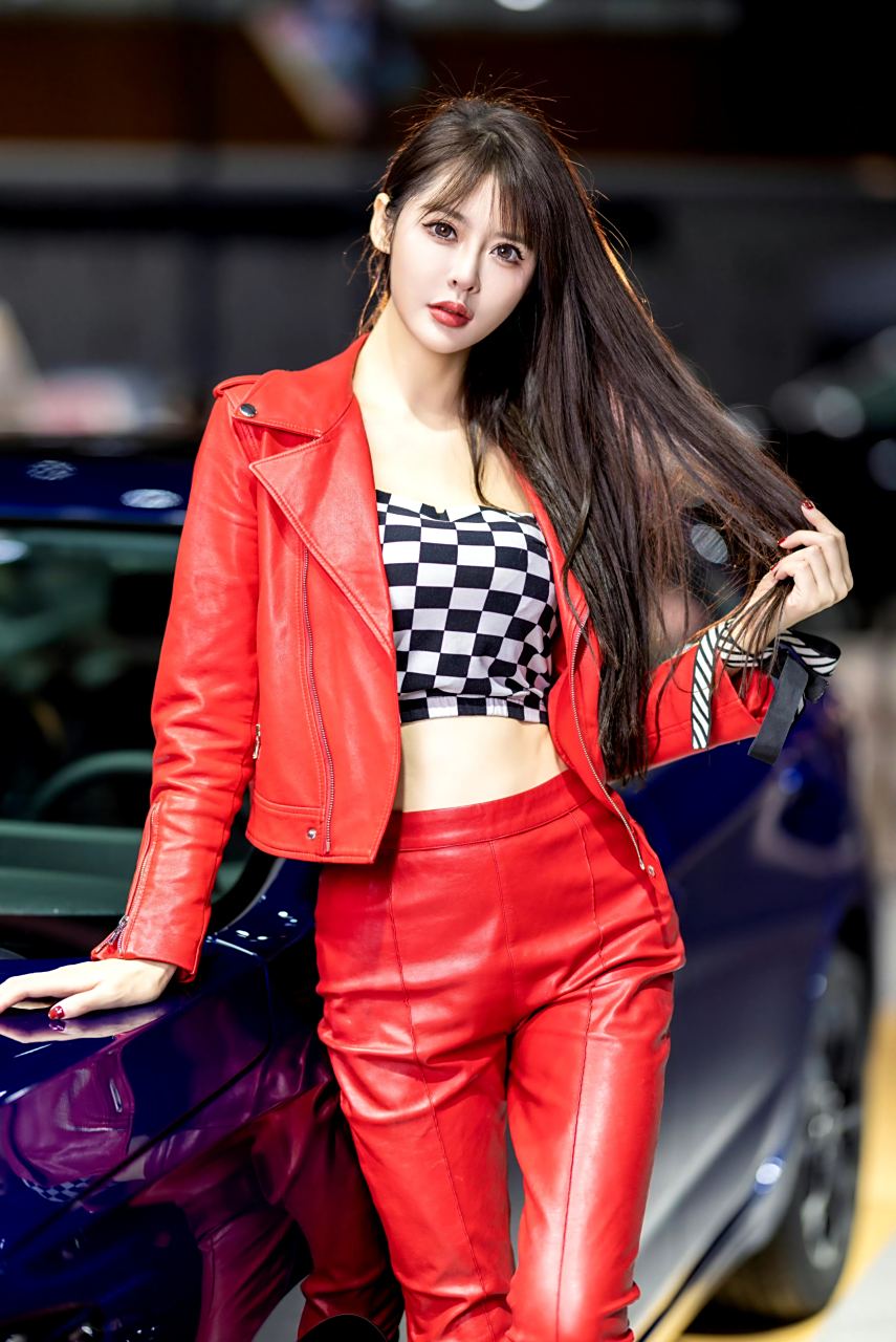 车模#美女模特# 小云云,身着红红火火的朋克风皮衣皮裤,释放着个性