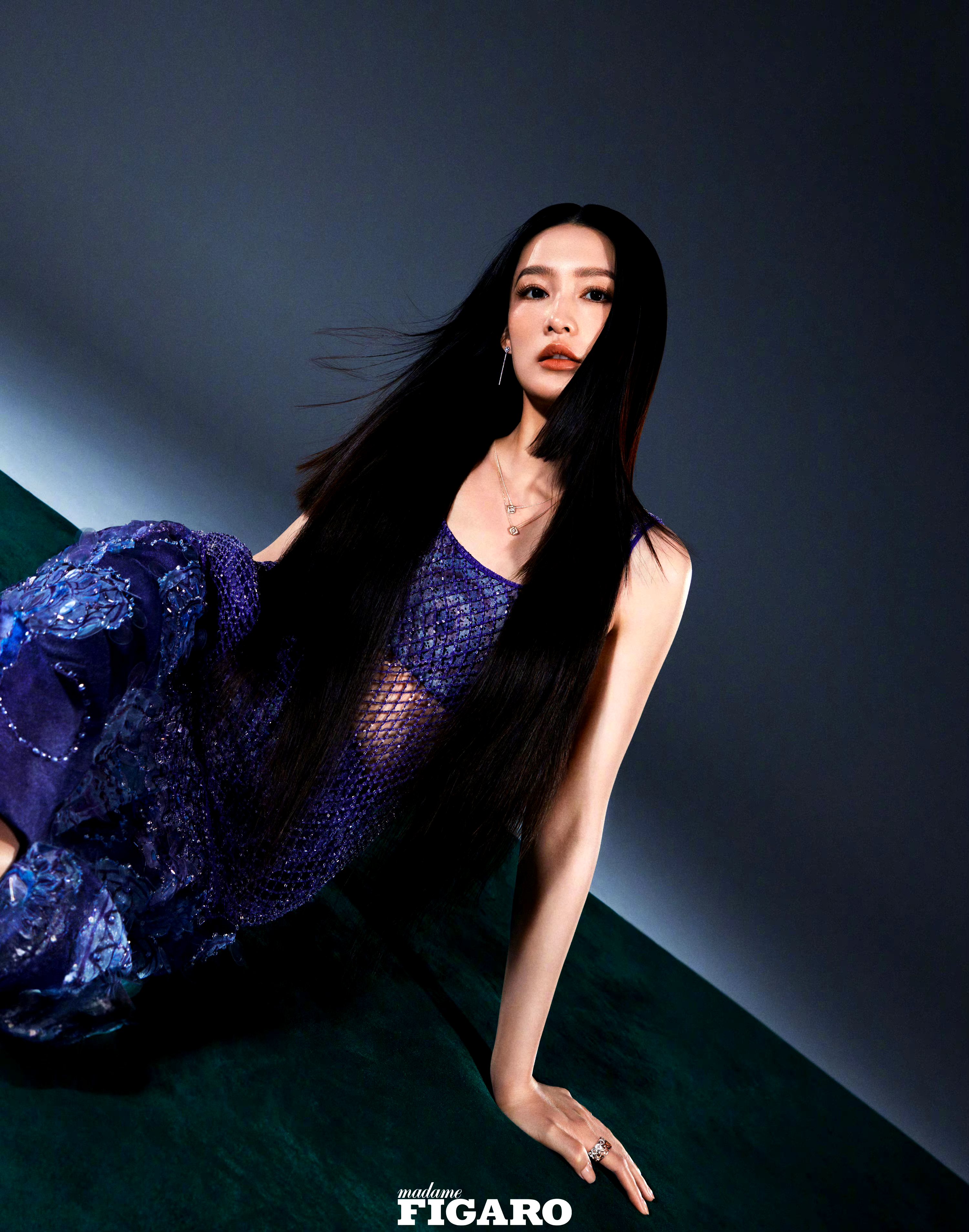 李沁 费加罗黑长直光影质感大片#明星穿搭#  看上去很安静的她 ,骨子