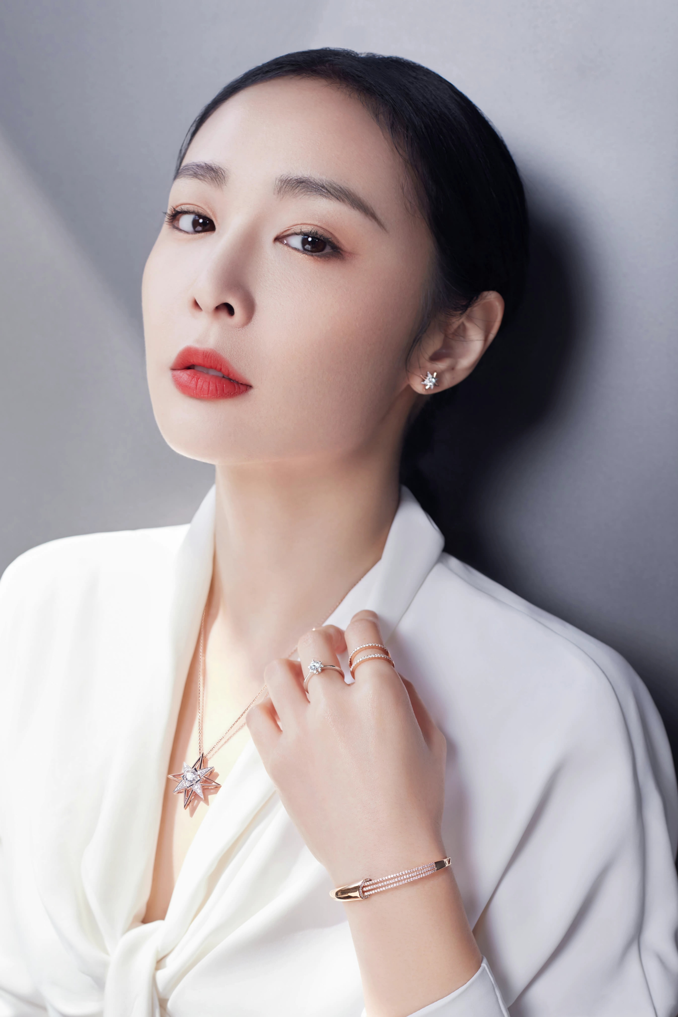 高叶黑白装对照,都一样的高冷.#明星穿搭