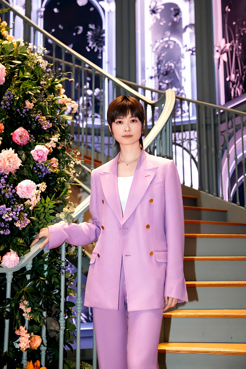 李宇春粉色西装~酷飒极了!