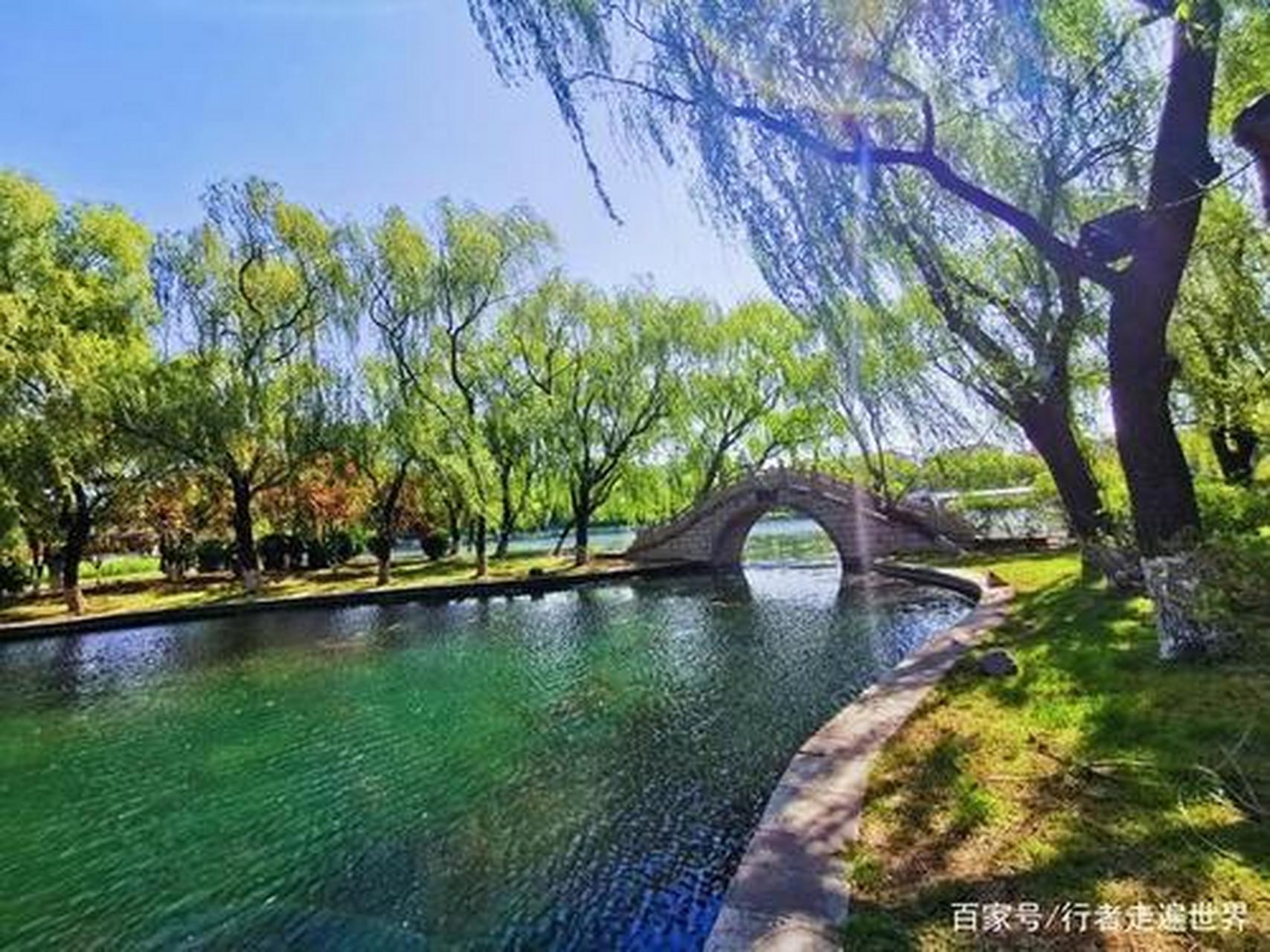《夏思 小桥流水柳依依 清凉夏荷池中居.